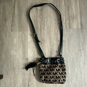 Micheal kors purse. Perfect shape. Never used